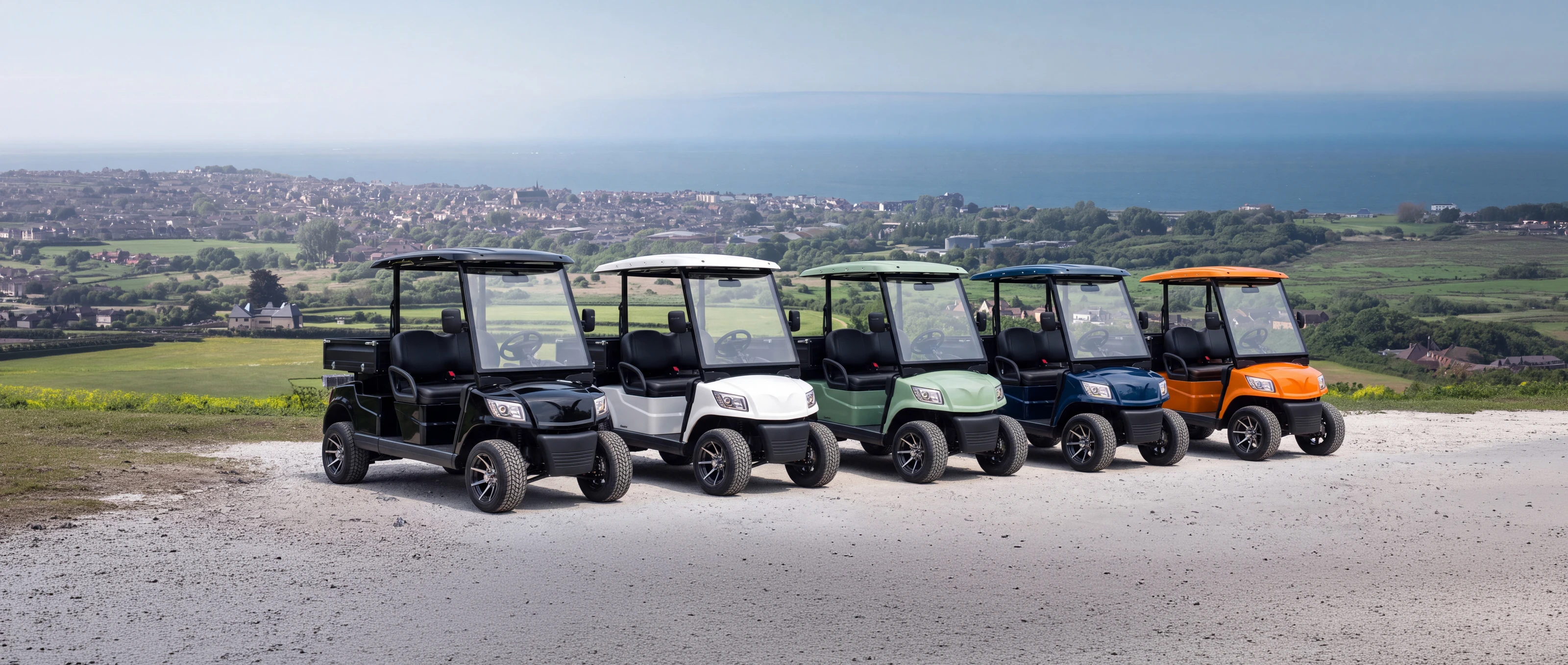 Öt BirdieCar golfautó tengerparti kilátással